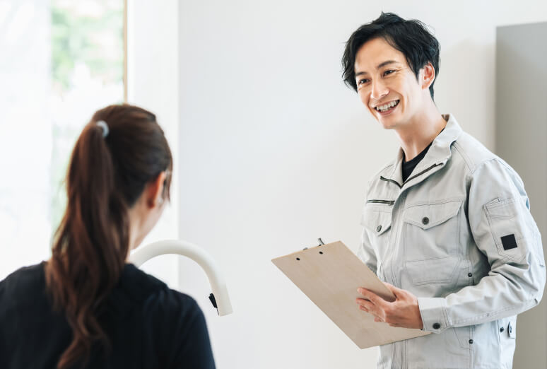 イメージ：笑顔で対応するスタッフ